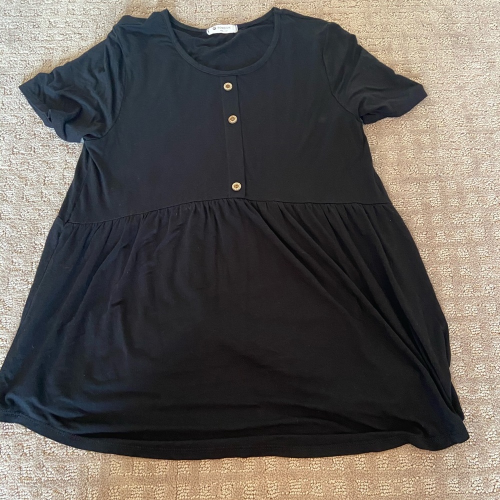 Black scoopneck flowy tee